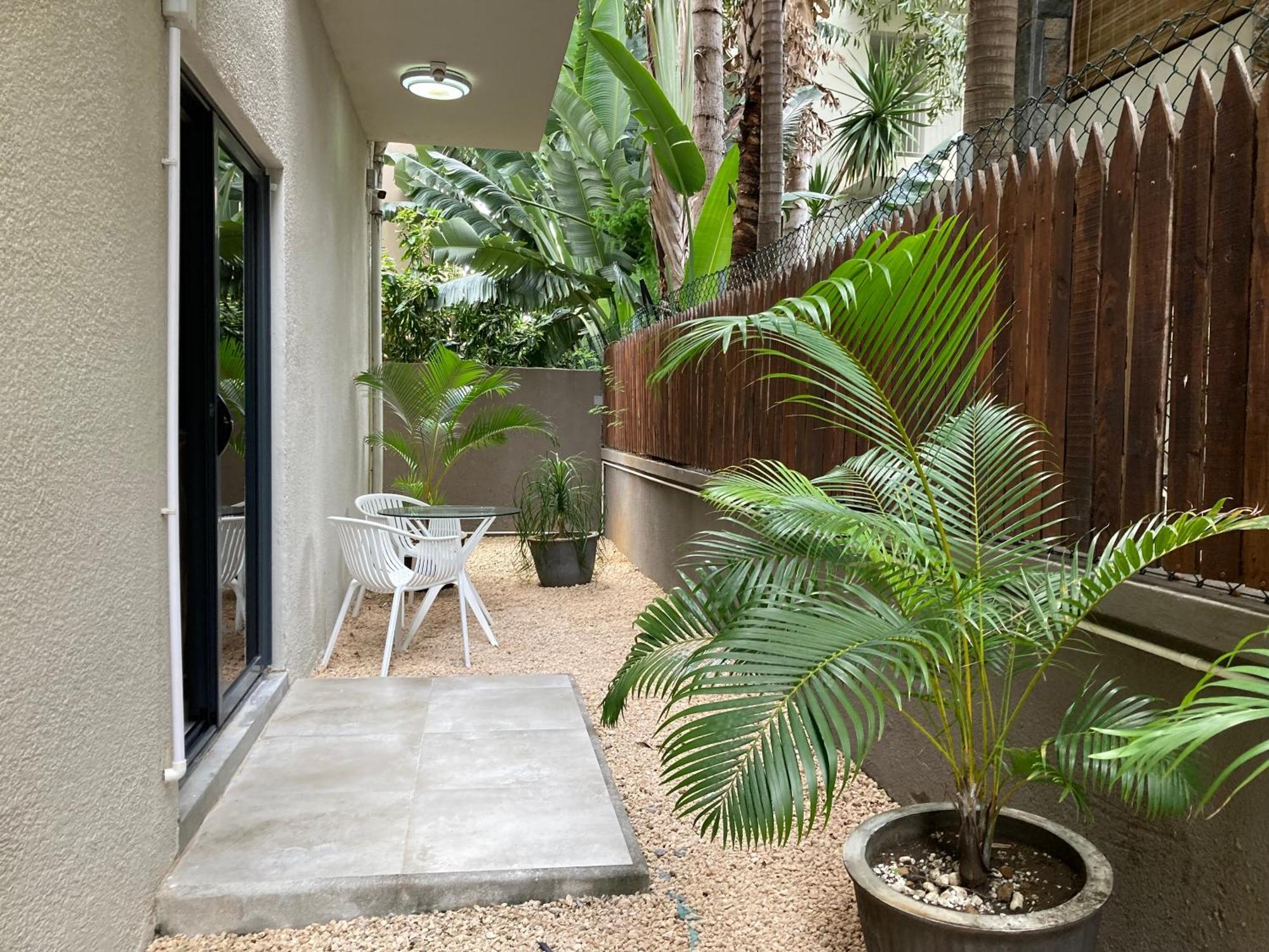 Newly Renovated Studio Apartment With Rooftop Pool, Few Steps To The Beach Flic-en-Flacq 외부 사진